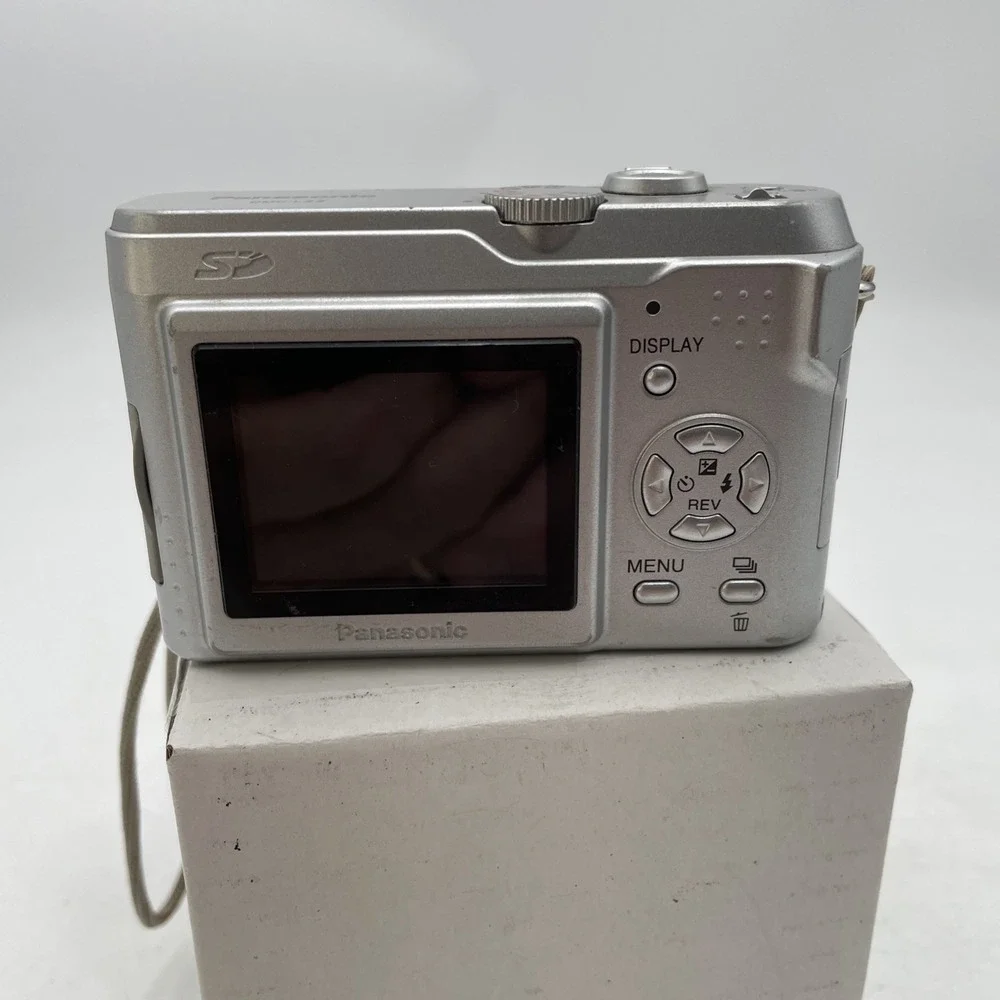 Panasonic LUMIX DMC-LZ2 5.0MP Digital Camera 24X Zoom+Battery